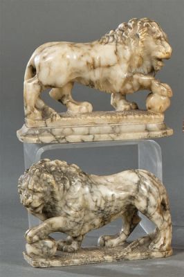 Pareja de leones de m&aacute;rmol S. XIX. 
. Pair of marble lions S. XIX.
Fouls. 