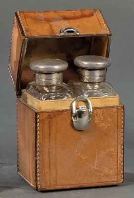 Caja perfumador de viaje en piel con dos frascos de cristal y plata inglesa punzonada de Kirby 