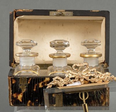 Peque&ntilde;a caja de carey con tres perfumadores de cristal, Francia S. XIX 
. Sma 