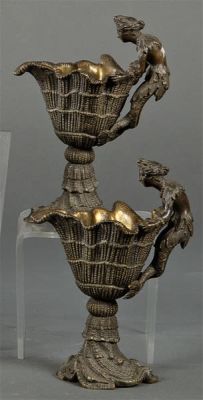Pareja de jarras de bronce, Francia S. XIX 
. Pair of bronze jugs, France S. XIX 