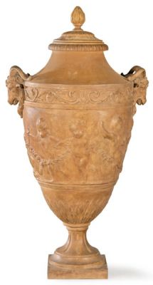 &Aacute;nfora con tapa en terracota. Con decoraci&oacute;n de putis con guirnaldas de flores y 