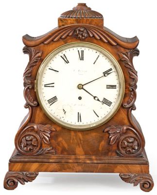 Reloj victoriano de sobremesa con caja en madera tallada de caoba y palma de caoba. Inglaterra 