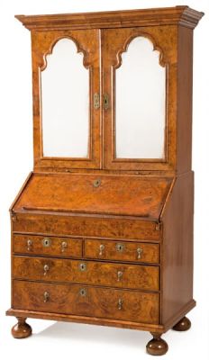 Escritorio William and Mary de dos cuerpos de caoba y ra&iacute;z de caoba, c.1700 
. 
