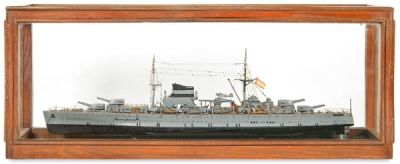 Maqueta de barco de guerra en urna de madera primer tercio S. XX. 
. Model of a 