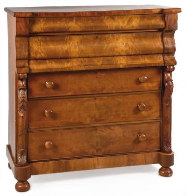 C&oacute;moda victoriana en madera de caoba y palma de caoba. Inglaterra, mediados siglo XIX. 