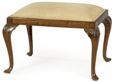 Banqueta estilo Jorge II en madera de nogal tallada. S. XX. 
. George II style 