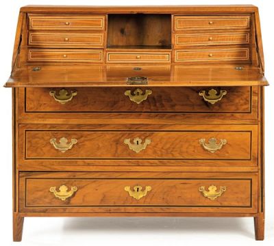 Bur&oacute; Carlos IV en madera de nogal con fileteado de caoba y limoncillo. Escudos de 