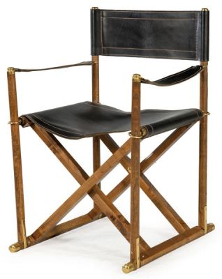 Silla plegable de tijera con asiento y respaldo en cuero con remates en bronce dorado. Siglo XX 