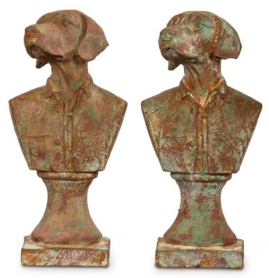 Pareja de bustos de perros con chaleco en hierro colado para jard&iacute;n. S. XX 
. 