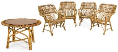 Conjunto de cuatro butacas y mesa de centro en madera de bamb&uacute;. S. XX. 
. Set 