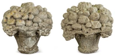 Pareja de bouquets florales de arenisca. S. XX 
. Pair of floral bouquets of 