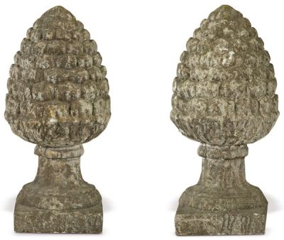 Pareja de pi&ntilde;as de arenisca para jard&iacute;n. S. XX. 
. Pair of sandstone 