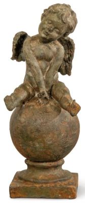 Angelito sobre bola de hierro colado para jard&iacute;n. S. XX 
. Little angel on 