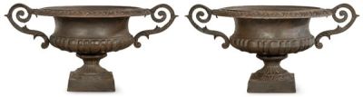 Pareja de grandes copas de jard&iacute;n con boca ancha de hierro colado pintado en negro. S. 
