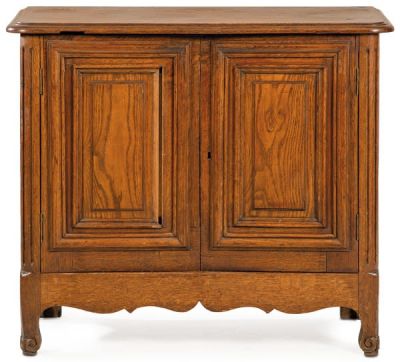 Aparador estilo Luis XV en madera de roble tallada, con dos puertas en el frente molduradas. 