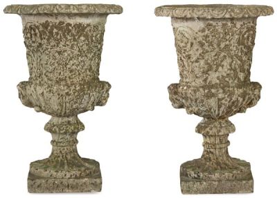 Pareja de copas de jard&iacute;n en arenisca tipo Medici. S. XX. 
. Pair of garden 