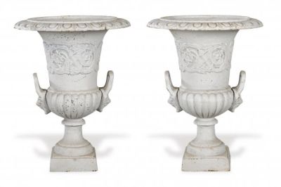 Pareja de copas de jard&iacute;n hierro Medici blancas 
. Pair of Medici garden 