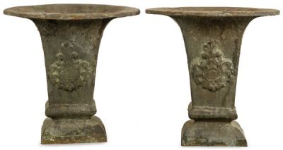 Pareja de copas cuadrangulares para jard&iacute;n de forma abocinadas en hierro colado. S. XX 