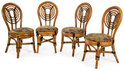 Conjunto de cuatro sillas, con el respaldo formado por c&iacute;rculos conc&eacute;ntricos en 