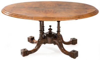 Mesa de centro victoriana en madera de nogal. Inglaterra, segunda mitad S. XIX 
. Vi 