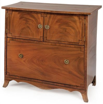 Mesilla de noche estilo Jorge III en madera de palma de caoba. Inglaterra, S. XX 
. 