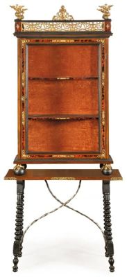 Escaparate sobre bufete estilo Carlos II en madera de nogal, ebonizada, placas de carey y 