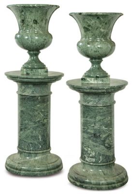 Pareja de copas de m&aacute;rmol serpent&iacute;n con sus columnas 
. Pair of green 