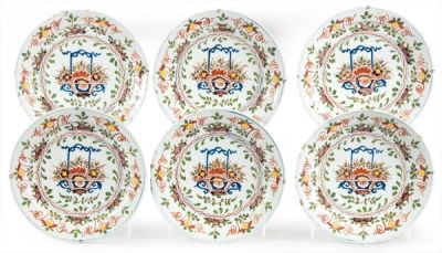 Juego de seis platos de porcelana pol&iacute;croma de Delft, siglo XVIII 
. Set of 