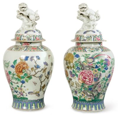 Pareja de tibores de porcelana siguiendo modelos chinos de la familia Rosa. Primera mitad S. XX 