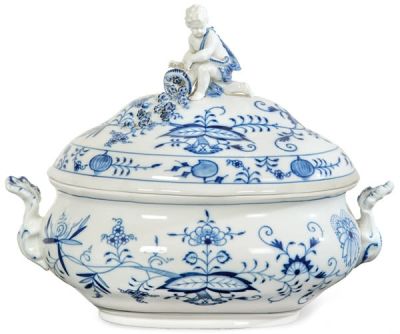 Sopera en porcelana esmaltada de Meissen con decoraci&oacute;n en azul cobalto. Con asas 