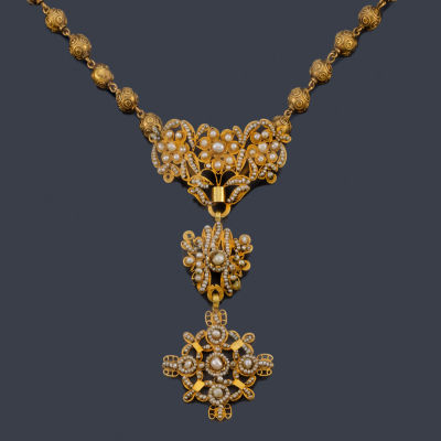 : Collar con rosa de pecho en filigrana de oro amarillo de 18K con perlas alj&oacute;far. S. XIX. Collar 