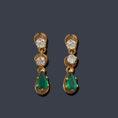 -a: Pendientes largos con diamantes talla antigua y dos s&iacute;mil de esmeralda talla perilla, en 