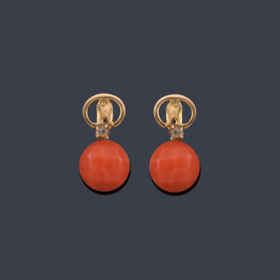 : Pendientes largos con pieza de coral facetado con brillantito en montura de oro amarillo de 18K. 