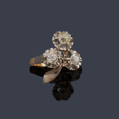 : Anillo con dise&ntilde;o floral con tres diamantes talla antigua de aprox. 1,35 ct en total. Anillo 
