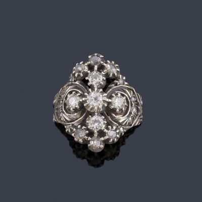 : Anillo con diamantes talla rosa en montura de oro amarillo de 18K. S. XVIII. Anillo con 