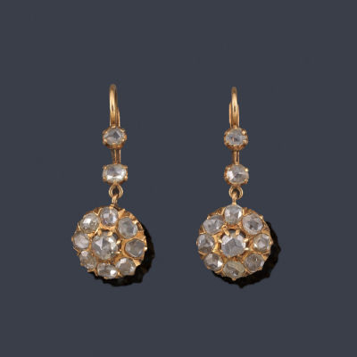 : Pendientes largos tipo roset&oacute;n con diamantes talla rosa en montura de oro amarillo de 18K. 