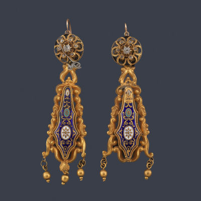 : Pendientes largos con diamantes talla antigua y esmalte en montura de oro amarillo de 18K. 