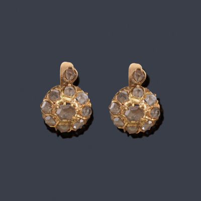 : Pendientes con dise&ntilde;o de roset&oacute;n con diamantes talla rosa en montura de oro amarillo de 18K. 