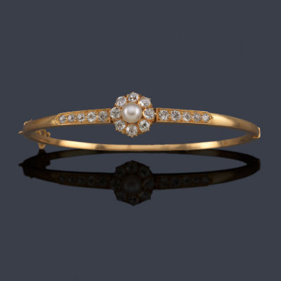 : Pulsera r&iacute;gida con centro en forma de roset&oacute;n con perla y orla de diamantes talla antigua de 