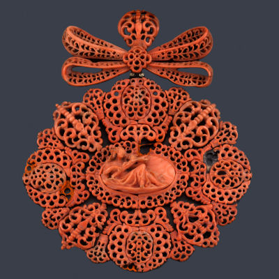 : Broche-colgante en forma de 'Rosa de pecho' realizado en coral rojo de Trapani (Sicilia) y 