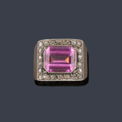 : Anillo retro con centro de 'Rosa de Francia' y orla de diamantes talla rosa, en montura de 