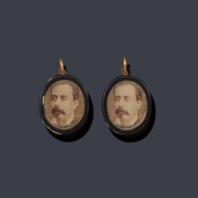 : Pendientes cortos con dos retratos de caballero con orla de esmalte negro. Ppios S.XX. Pendien 