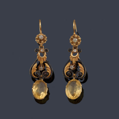 : Pendientes largos con pareja de cuarzos citrinos talla oval, diamantes y esmalte negro. S. XIX. 