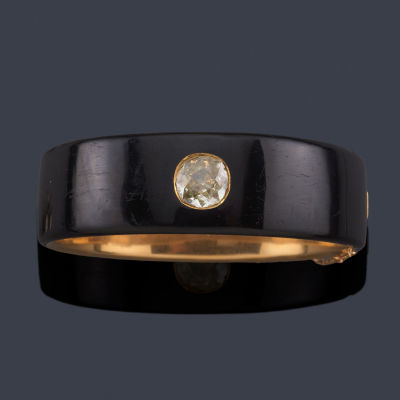 : Pulsera r&iacute;gida con diamante talla coj&iacute;n antigua de aprox. 5,00 ct en engaste a la rusa, con 