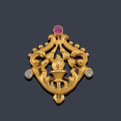 : Insignia con motivo central en forma de antorcha con diamantes y rub&iacute;, en montura de oro 