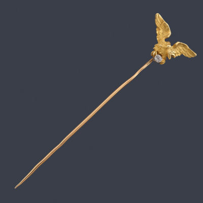 : Alfiler con motivo de &aacute;guila en oro amarillo de 18K y detalle inferior con un diamante. Alfile 