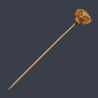 : Alfiler con motivo de cabeza de perro cincelado en oro amarillo de 18K. Alfiler con motivo de 