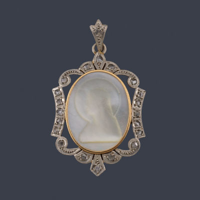 : Medalla devocional con La Imagen de La Virgen sobre n&aacute;car enmarcado en oro amarillo de 18K y 