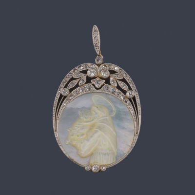 : Medalla devocional con La Imagen de San Antonio con el Ni&ntilde;o realizada en n&aacute;car con copete de 