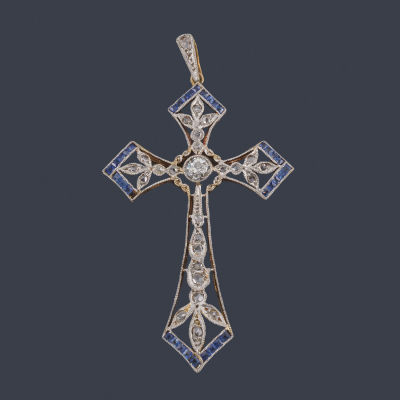 : Cruz con diamantes talla rosa y antigua con zafiros calibrados en montura de oro amarillo de 